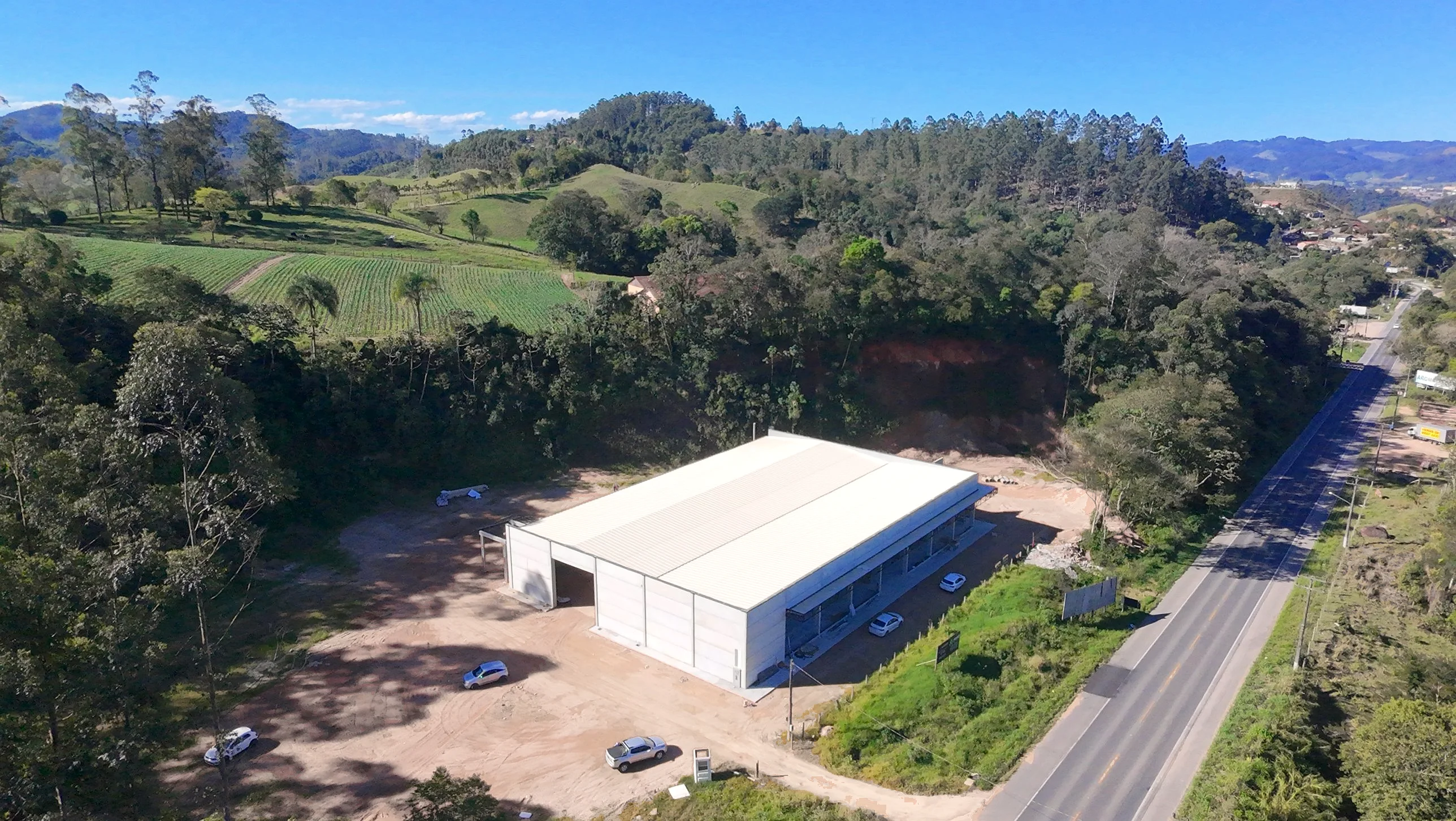 Foto aérea de galpão pré-moldado com cobertura metálica entregue pela Steeltech